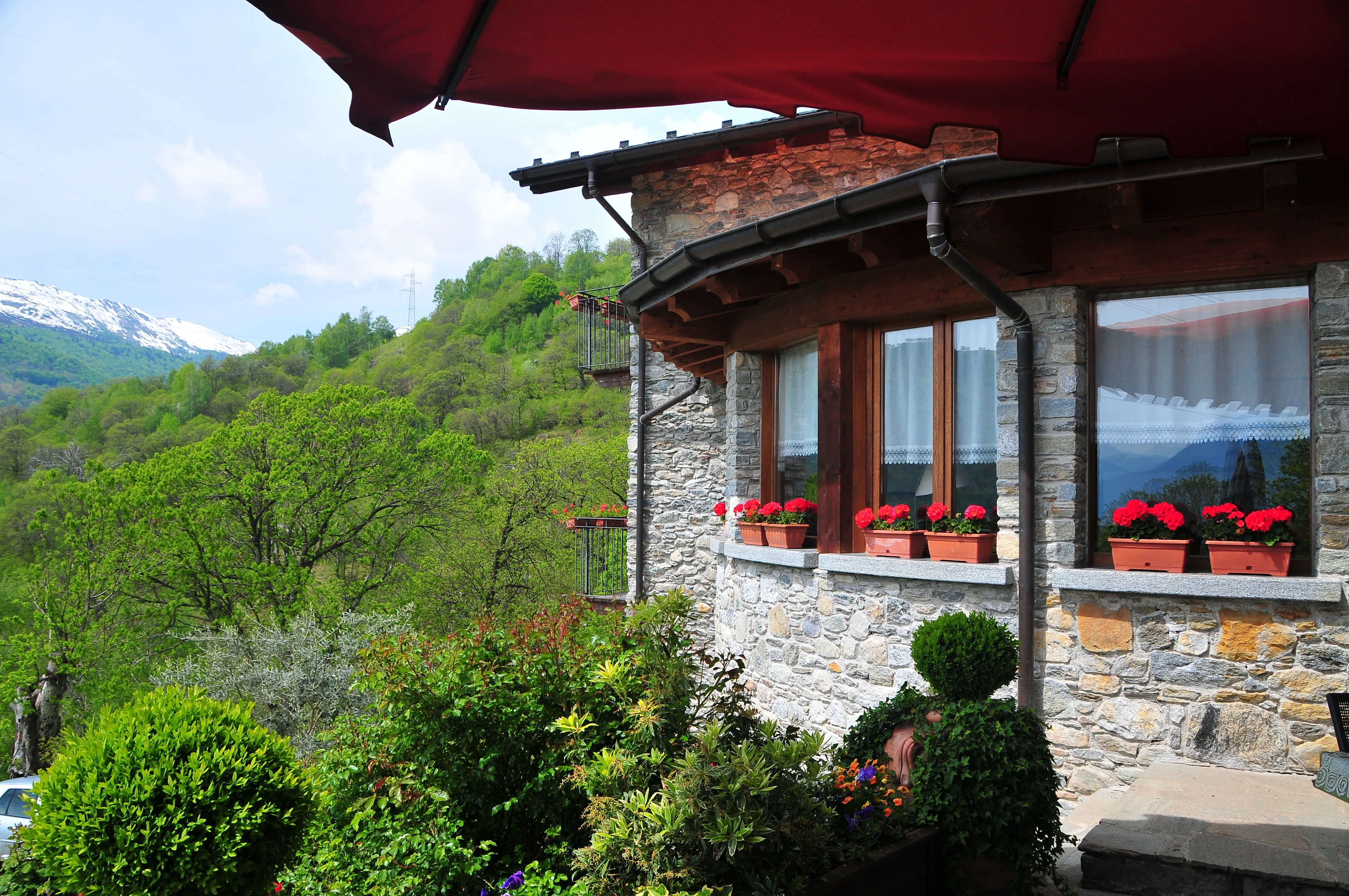 Vista aerea dell'agriturismo e vallata